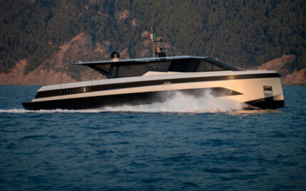 E2f57 wallywhy100 luxury yacht crossover dayboat abys yachting 1 1920x1050 800x500